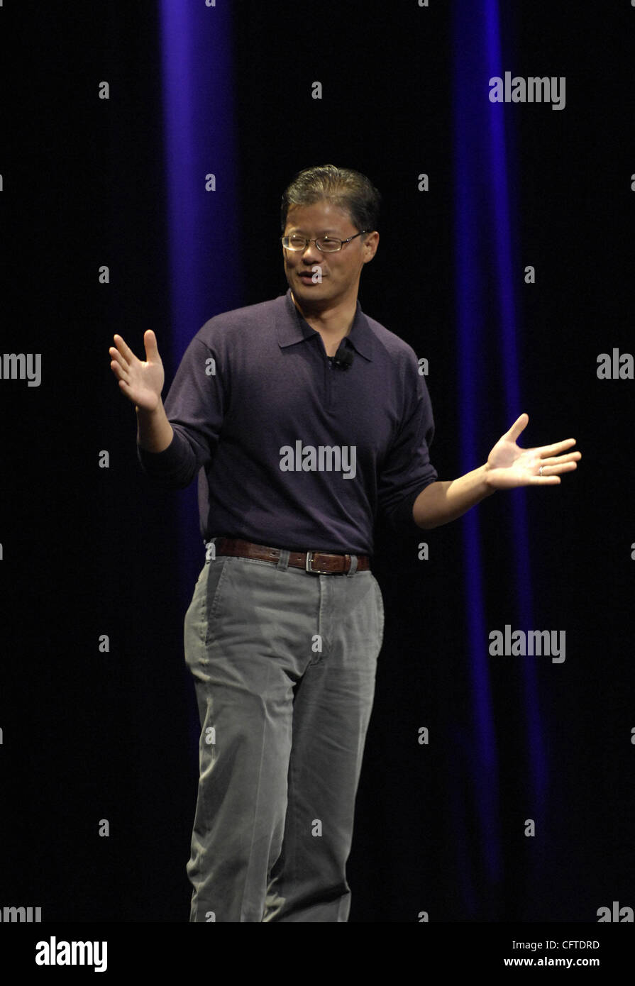 Jan 09, 2007 - San Francisco, CA, USA - Chef de la direction de Yahoo JERRY WANG introduit l'iPhone, un téléphone mobile en fonction de ses meilleures- vente d'iPod, et a changé le nom de l'entreprise à Apple Inc. à Macworld 2007. Banque D'Images