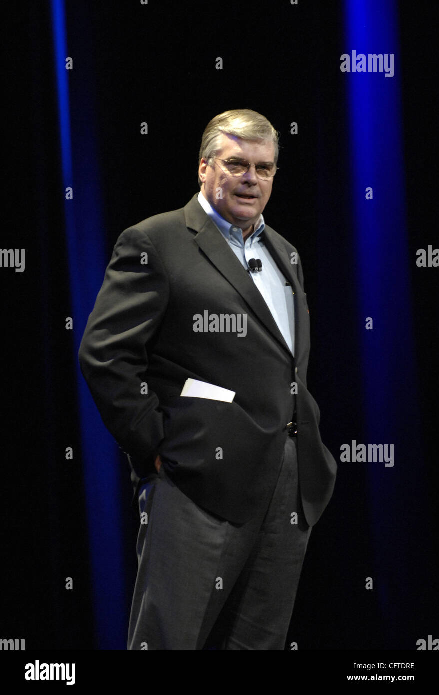 Jan 09, 2007 - San Francisco, CA, USA - Cingular Wireless Directeur général STAN SIGMAN présente l'iPhone, un téléphone mobile en fonction de ses meilleures- vente d'iPod, et a changé le nom de l'entreprise à Apple Inc. à Macworld 2007. Banque D'Images