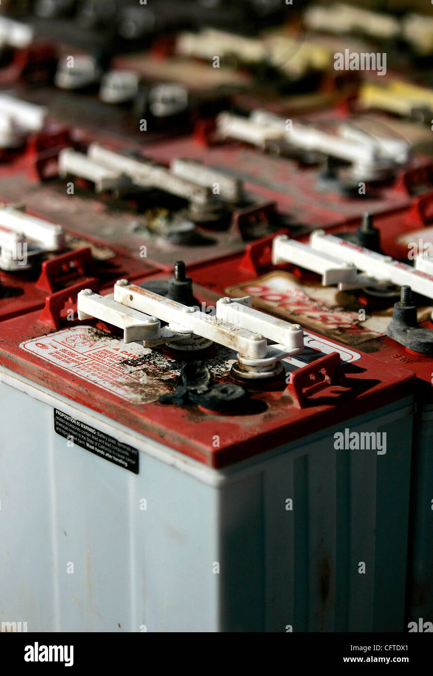 Le mardi, Janvier 9, 2006, San Marcos, California, USA_Rangées de batteries s'asseoir à l'intérieur de la cour du magasin de panier. Selon Brian Rott, le chariot de golf moyen utilise six piles pour faire fonctionner le véhicule. L'histoire d'un concessionnaire de chariot de golf à San Marcos. Ils disent qu'ils sont de loin le plus grand panier de golf Banque D'Images