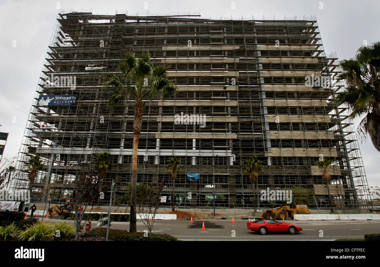 HLsunroad266982x001.jpg 1/11/2007 Kearny Mesa (San Diego, Californie) États-Unis d'  La en construction 12 étages Sunroad Centrum office building à l'angle de Kearny Villa Road et du spectre Centre Blvd. comme vu de Spectrum Center Blvd. Pilotes disent la hauteur de l'édifice est un danger pour les avions fl Banque D'Images