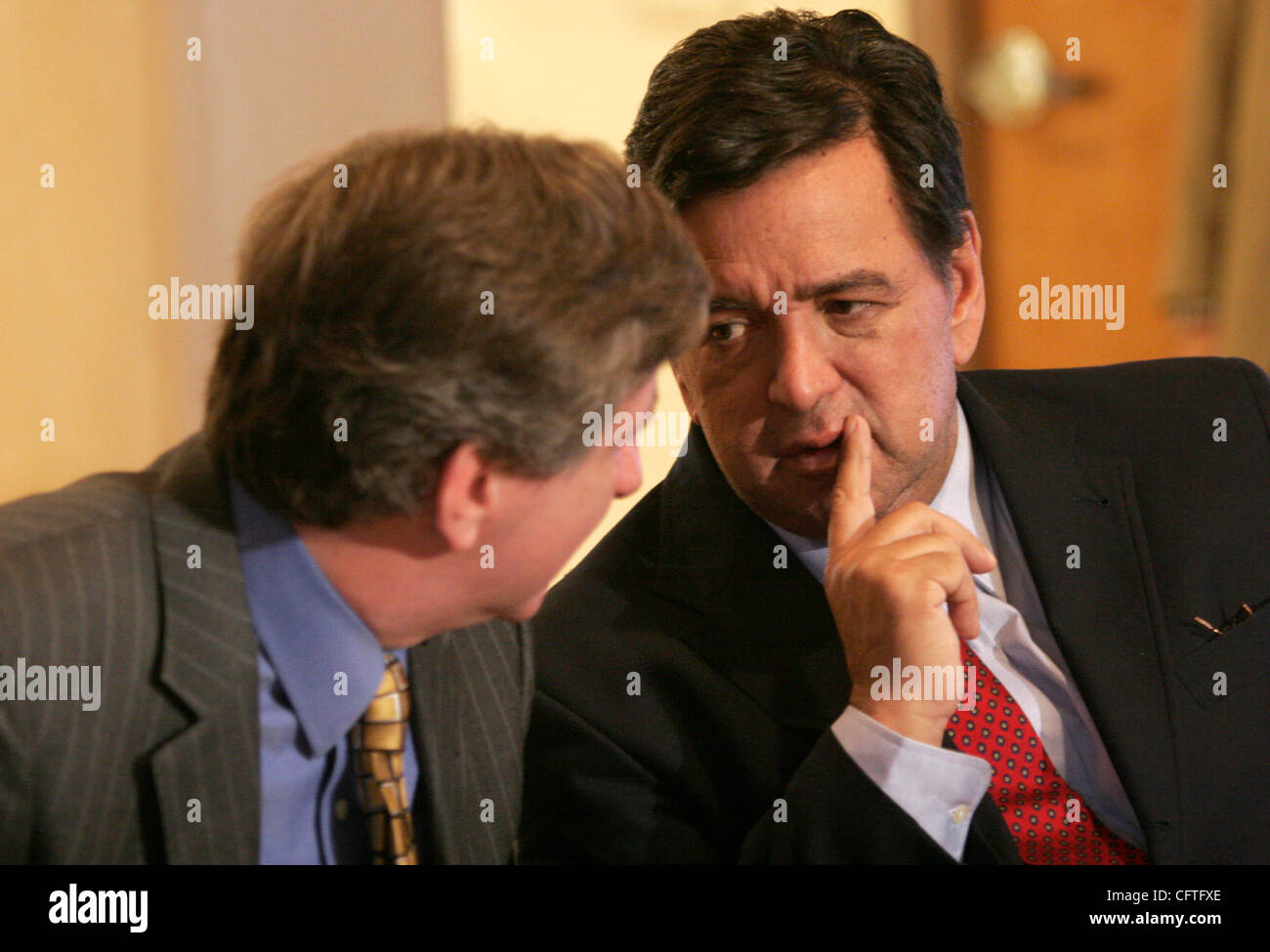 Gouverneur du Nouveau Mexique Bill Richardson (droite), s'entretient avec David Rubenstein, coordinateur de la Save Darfur Coalition lors d'une conférence de presse à l'Aéroport International d'Albuquerque après son arrivée au retour d'un voyage de plusieurs jours au Soudan, y compris la région du Darfour, le jeudi, 11 janvier 2007. Richards Banque D'Images