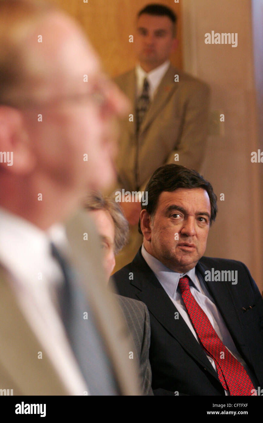 Gouverneur du Nouveau Mexique Bill Richardson (à droite), à l'écoute de l'Ambassadeur (ret) Lawrence Rossin, coordinateur international de la Save Darfur Coalition lors d'une conférence de presse à l'Aéroport International d'Albuquerque après leur retour d'un voyage de plusieurs jours au Soudan, y compris la région du Darfour, Th Banque D'Images