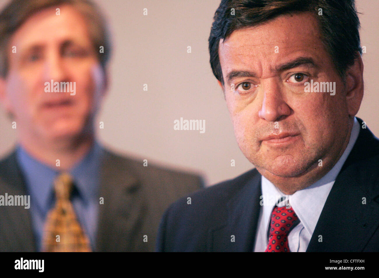 Gouverneur du Nouveau Mexique Bill Richardson (à droite) et David Rubenstein, coordinateur de la Save Darfur Coalition écouter une question lors d'une conférence de presse à l'Aéroport International d'Albuquerque après son arrivée au retour d'un voyage de plusieurs jours au Soudan, y compris la région du Darfour, le Jeudi, Janvier 11, 2007 Banque D'Images