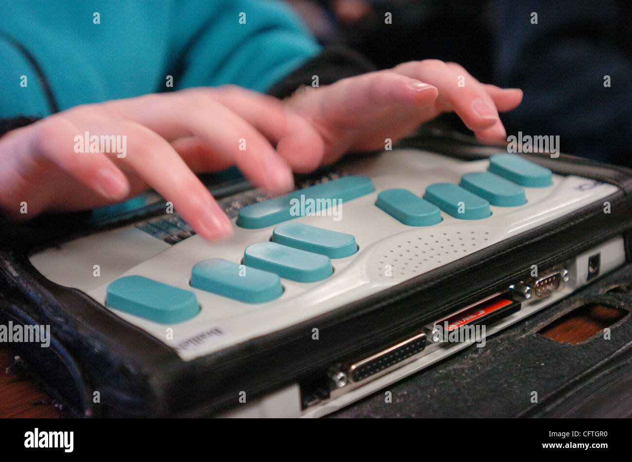 Caitlin Hernandez écrit à l'aide de sa machine à écrire en braille pendant la classe à San Ranon Haut Avlley à Danville (Californie) le vendredi 12 janvier 2007. (DAN/ROSENSTRAUCH Contra Costa Times) Banque D'Images