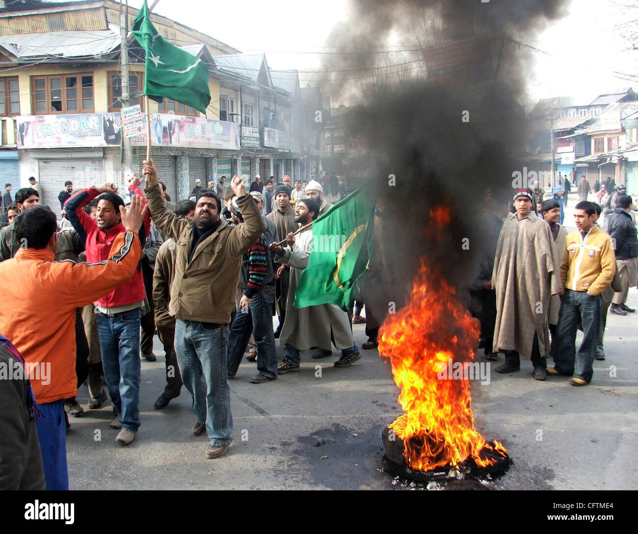 Les partisans de la faction extrémiste de toutes les Parties Hurriyat Conference (APHC), un organisme cadre regroupant des Cachemiris modérés religieux et politiques, de crier des slogans pro liberté et brûlent des pneus lors d'un rassemblement à Srinagar, la capitale d'été du Cachemire indien, 17 janvier 2007. Une grève a été observée total Banque D'Images