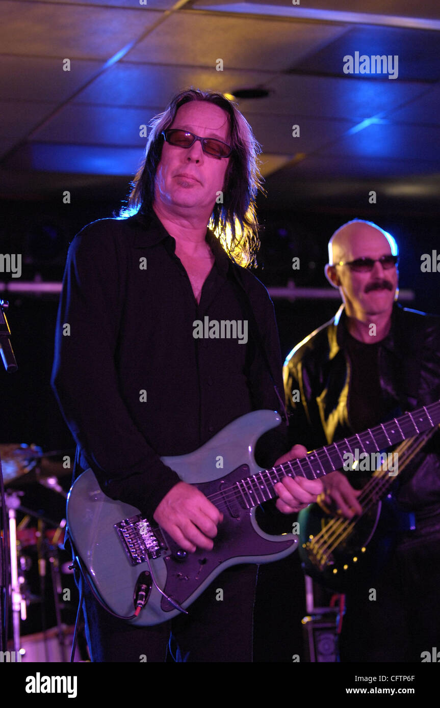 Jan 19, 2007 - Anaheim, CA, USA - Musiciens Todd Rundgren et Tony Levin. Un nombre record de 1 535 fabricants de produits musicaux de partout dans le monde de remplir l'Anaheim Convention Center avec les dernières innovations dans les instruments de musique à la 105e NAMM (National Association of Music Merchants) afficher, Banque D'Images