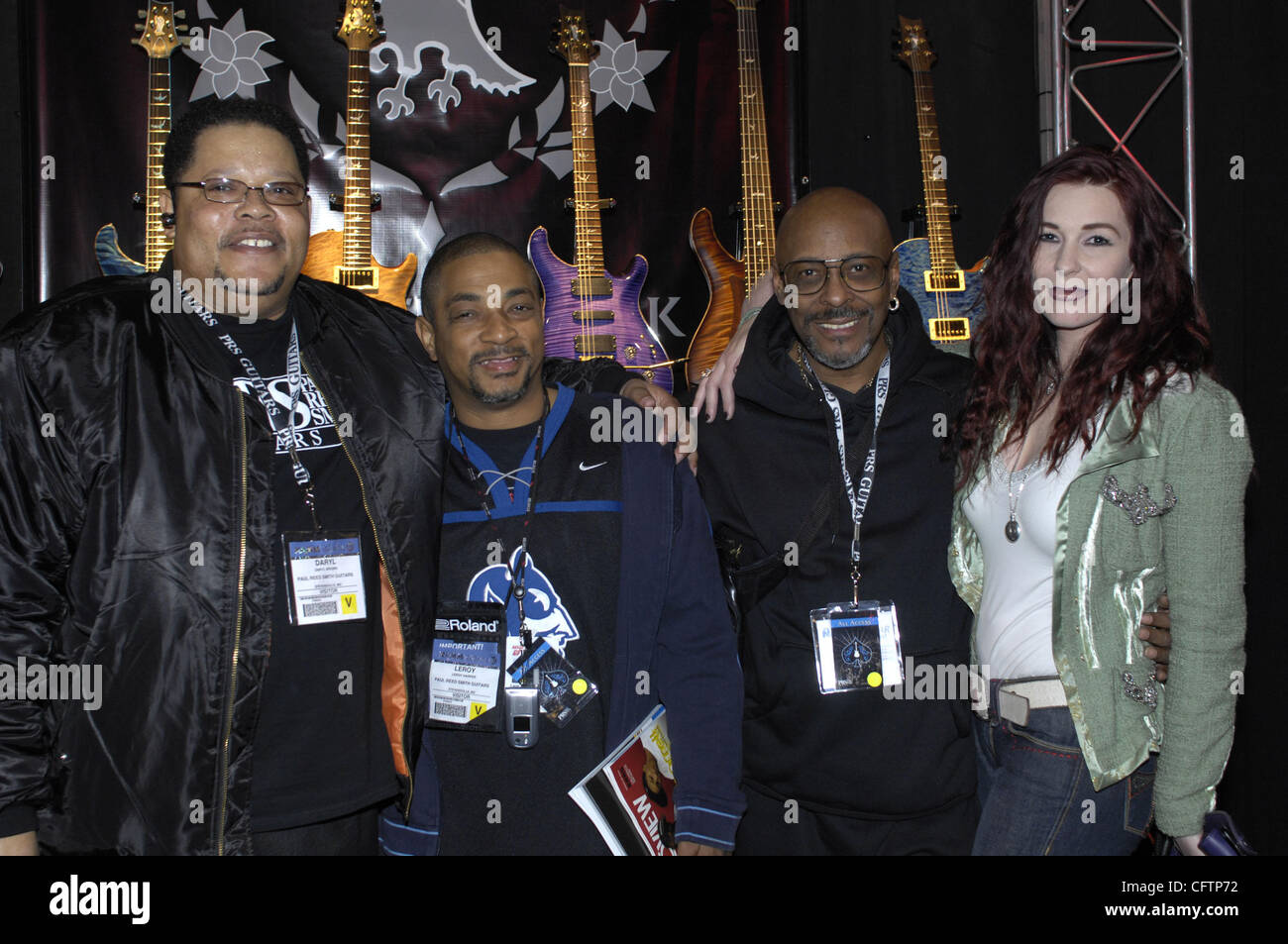 Jan 19, 2007 - Anaheim, CA, USA - Musicien & fils de James Brown, DARYL BROWN (à gauche) et James Brown's partner TOMI RAE HYNIE (extrême droite) à il Paul Reed Smith guitars stand. Un nombre record de 1 535 fabricants de produits musicaux de partout dans le monde de remplir l'Anaheim Convention Center avec le lates Banque D'Images