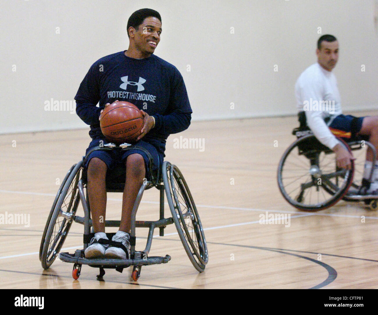 Golden State Warriors Route dvd Chuck Gill a un rire pendant leur pratique tenue à Wilson High School à Santa Clara, Californie Le mercredi 17 janvier, 2007. Les guerriers sont une équipe de basket-ball en fauteuil roulant qui fait concurrence au plus haut niveau de mobilité compétitive d'athlétisme. (Dan Honda/Contra Costa Banque D'Images