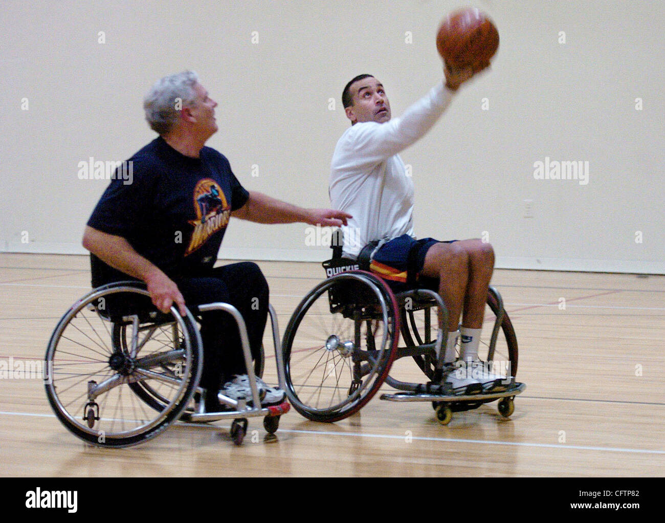 Les Golden State Warriors Route Trooper Johnson (à droite) va à l'encontre panier Rod Williamson (à gauche) au cours de leur pratique tenue à Wilson High School à Santa Clara, Californie Le mercredi 17 janvier, 2007. Les guerriers sont une équipe de basket-ball en fauteuil roulant qui fait concurrence au plus haut niveau de competit Banque D'Images