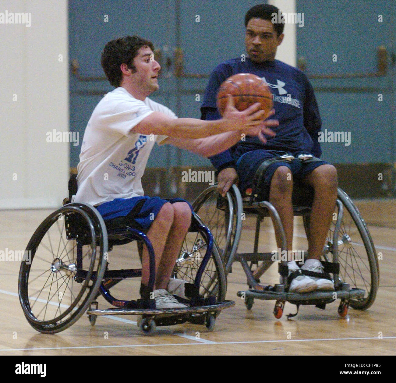 Les Golden State Warriors Route Chuck Gill (droite) défend Michael Kay (à gauche), Kay tente de contrôler la balle pendant leur pratique tenue à Wilson High School à Santa Clara, Californie Le mercredi 17 janvier, 2007. Les guerriers sont une équipe de basket-ball en fauteuil roulant qui fait concurrence au plus haut niveau de co Banque D'Images