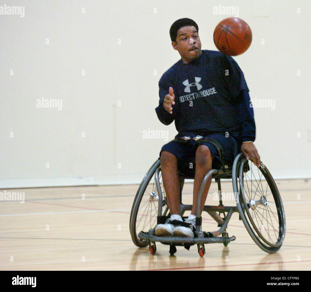Les Golden State Warriors Route Chuck Gill essaie de contrôler une prise de note au cours de leur pratique tenue à Wilson High School à Santa Clara, Californie Le mercredi 17 janvier, 2007. Les guerriers sont une équipe de basket-ball en fauteuil roulant qui fait concurrence au plus haut niveau de mobilité compétitive d'athlétisme. (Dan H Banque D'Images