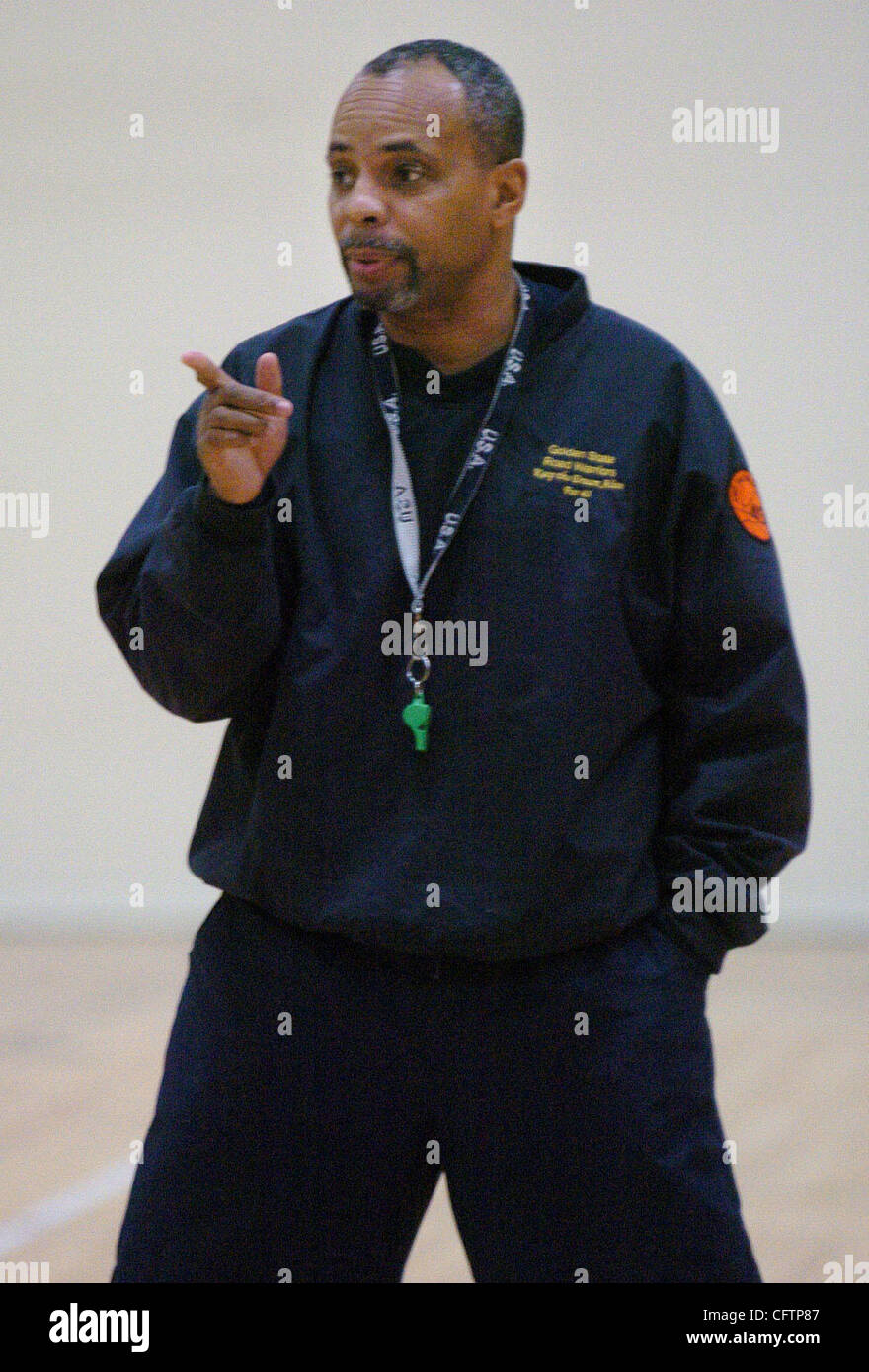 Les Golden State Warriors Route Paul Jackson donne des directives au cours de leur pratique tenue à Wilson High School à Santa Clara, Californie Le mercredi 17 janvier, 2007. Les guerriers sont une équipe de basket-ball en fauteuil roulant qui fait concurrence au plus haut niveau de mobilité compétitive d'athlétisme. Jackson obtient Banque D'Images