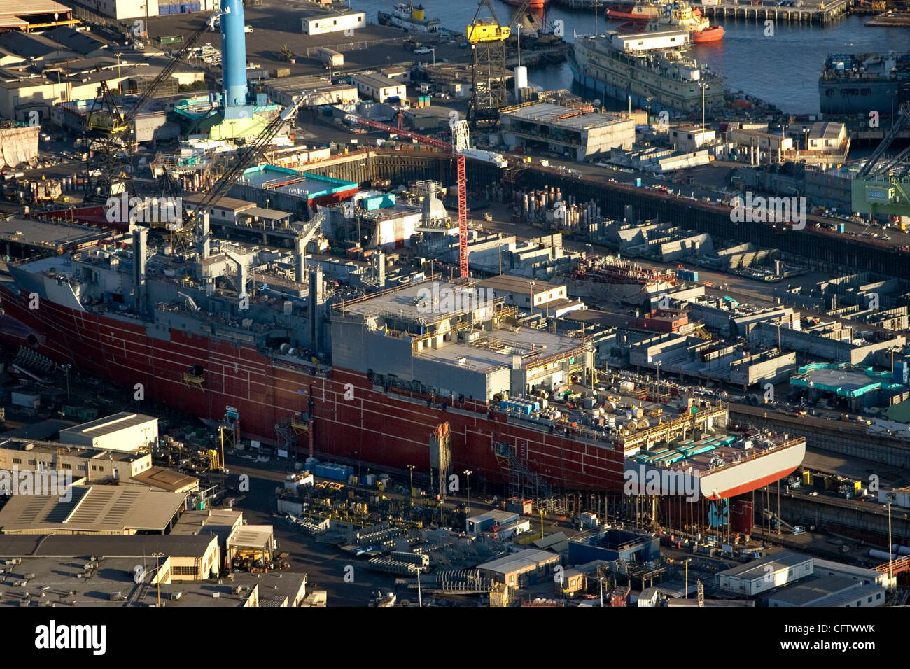 HLnasscoAir267801x005.jpg 29/01/2006 BARRIO LOGAN (San Diego, Californie) États-Unis d'  Aerial de l'USNS Richard E. Byrd, l'une des cargaisons sèches de la Marine américaine-navire de munitions en cours de construction sur le chantier naval de General Dynamics-NASSCO. Crédit obligatoire : photo par Howard Lipin/San Diego Union-Tribune/Zuma Press copyright Banque D'Images