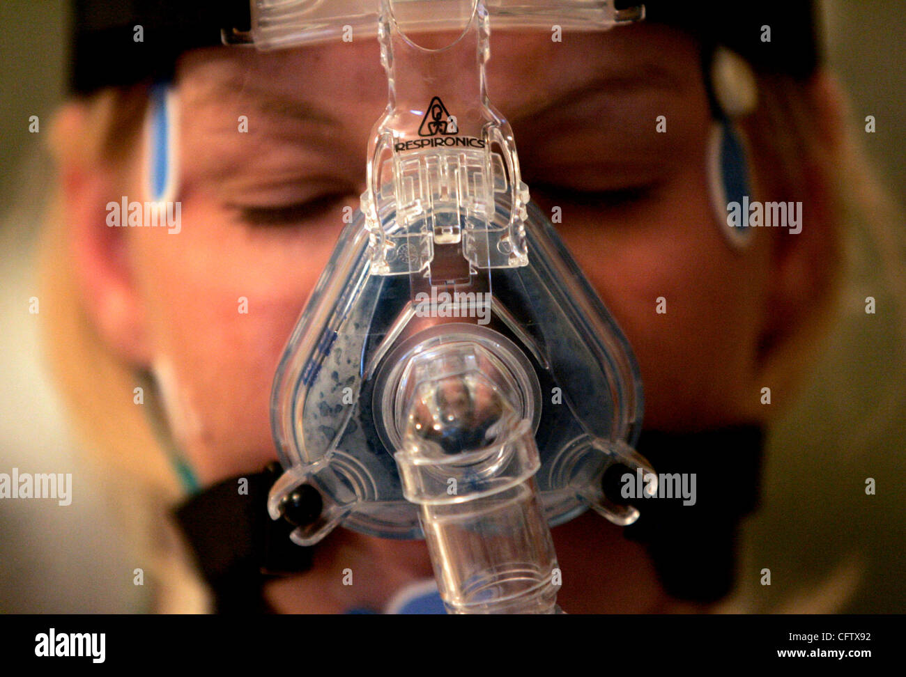 Jan 26, 2007 - Maplewood, MN, USA - LAURA SIGLER, 27, de Saint Paul, MN test est équipé d'un masque CPAP pendant un test du sommeil à l'Hôpital Centre de santé Régions veille à Maplewood le mercredi soir. Les centres du sommeil fleurissent dans les vitrines et dans les hôpitaux à travers les villes jumelles pour répondre à ce qui semble Banque D'Images