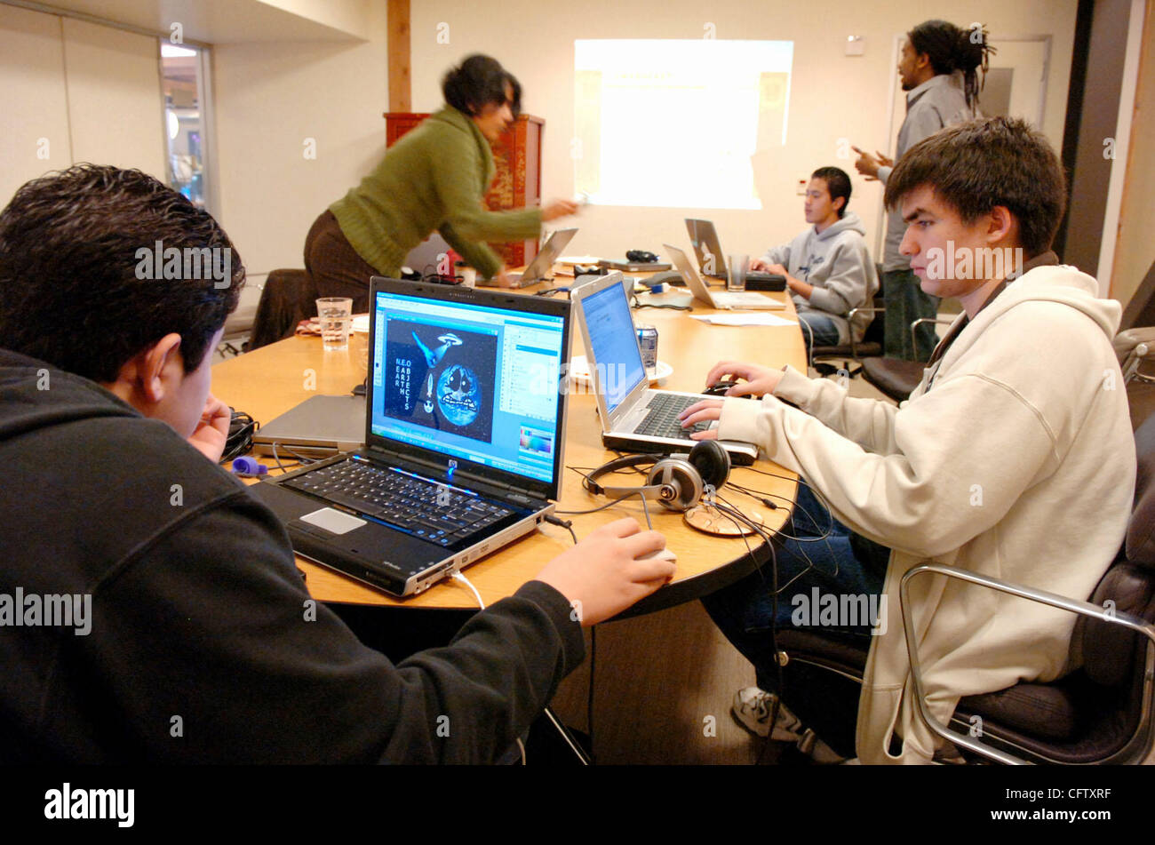 Tommy Mark, 15, à gauche, et Carll Combes, 16, à droite, le travail sur les graphiques au cours de leur classe SMASH dirigé par l'Institut du jeu à San Francisco le samedi 7 janvier 2007.(Sean Connelley/l'Oakland Tribune) Banque D'Images