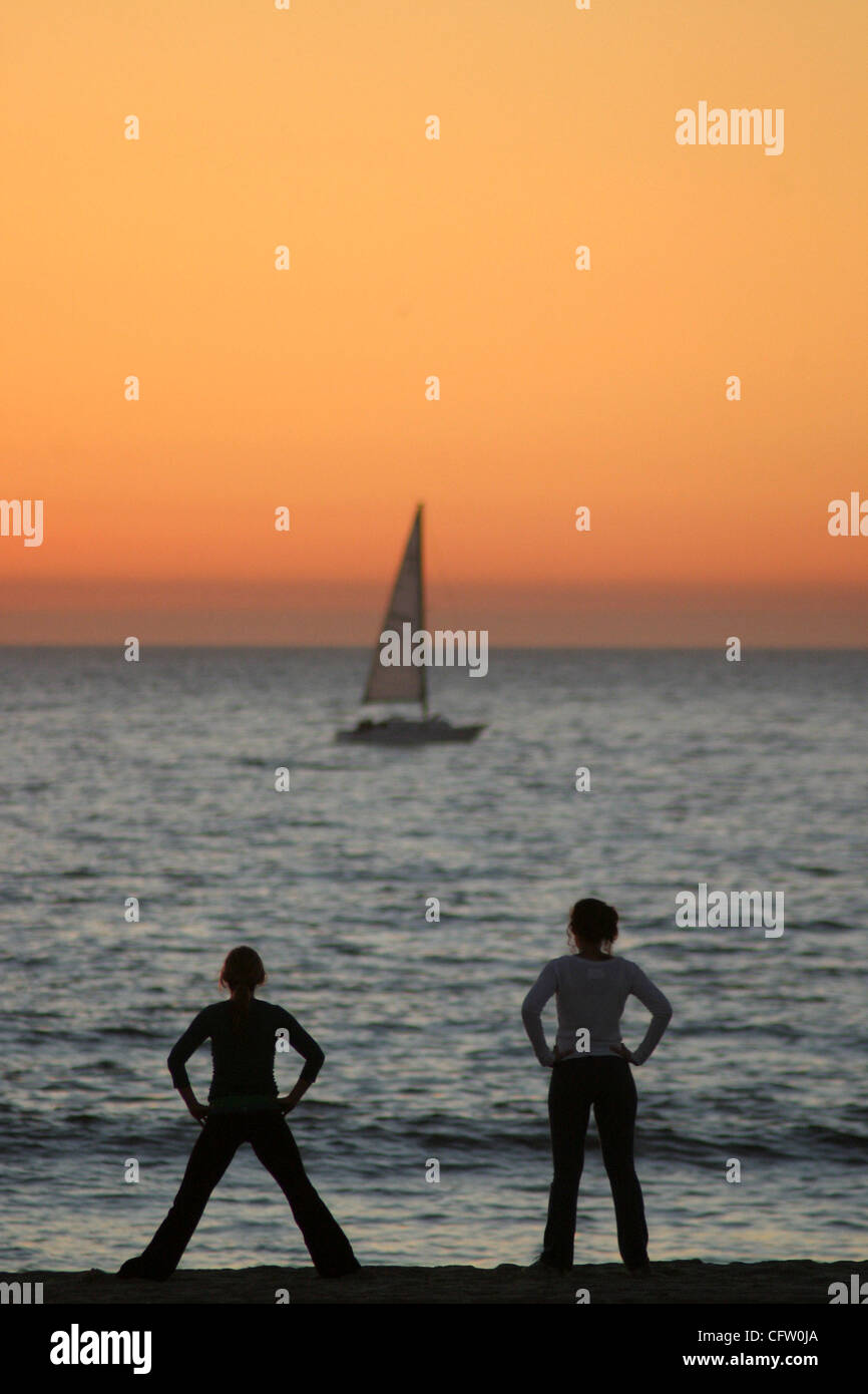 Jan 29, 2007 ; Venise Beach, CA, USA ; s'étendant au coucher du soleil , deux personnes trouver un yoga pose sur la rive. Venice Beach, California est une destination souhaitée pour les voyageurs du monde entier. Il est à la différence de n'importe quel endroit sur la terre, bien connu pour ses artistes, artistes de rue et ambiance funky. C'est Banque D'Images