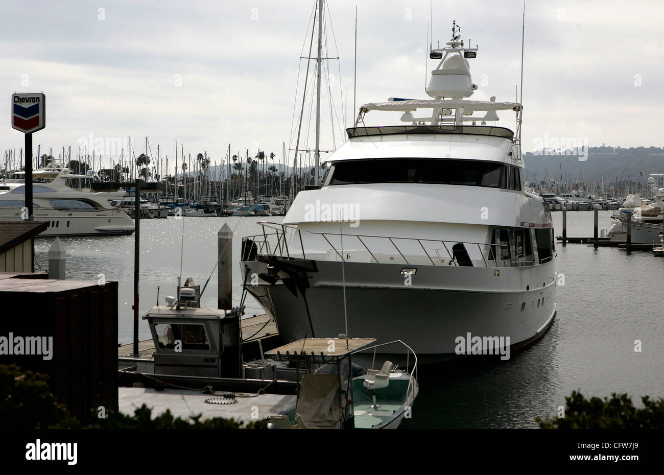 Le 10 février 2007, San Diego, Californie, États-Unis d'_un grand bateau inconnu attaché jusqu'à la jetée de ravitaillement en carburant maritime Pearson sur l'île Shelter vers midi samedi, 10 février. Crédit obligatoire : Photo par EARNIE GRAFTON/San Diego Union-Tribune/Zuma Press. Copyright 2007 San Diego Union Tribune) Banque D'Images