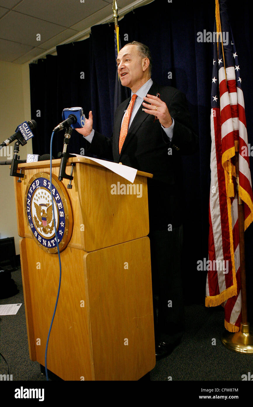 Feb 11, 2007 ; New York, New York, USA ; Le sénateur Charles Schumer (D-NY) tient une conférence de presse dévoilant un nouveau plan de relance de contrôleur aérien le recrutement, la formation et l'embauche à son bureau de Manhattan à New York City le dimanche 11 février, 2007. Schumer a affirmé que l'aéroport de New York City Banque D'Images