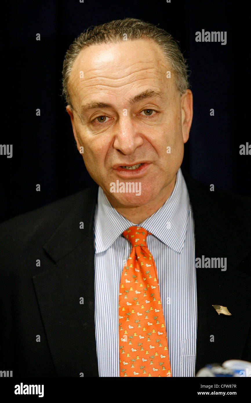 Feb 11, 2007 ; New York, New York, USA ; Le sénateur Charles Schumer (D-NY) tient une conférence de presse dévoilant un nouveau plan de relance de contrôleur aérien le recrutement, la formation et l'embauche à son bureau de Manhattan à New York City le dimanche 11 février, 2007. Schumer a affirmé que l'aéroport de New York City Banque D'Images