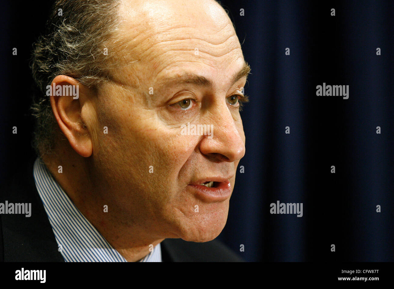 Feb 11, 2007 ; New York, New York, USA ; Le sénateur Charles Schumer (D-NY) tient une conférence de presse dévoilant un nouveau plan de relance de contrôleur aérien le recrutement, la formation et l'embauche à son bureau de Manhattan à New York City le dimanche 11 février, 2007. Schumer a affirmé que l'aéroport de New York City Banque D'Images