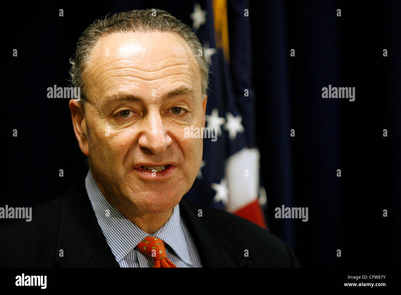 Feb 11, 2007 ; New York, New York, USA ; Le sénateur Charles Schumer (D-NY) tient une conférence de presse dévoilant un nouveau plan de relance de contrôleur aérien le recrutement, la formation et l'embauche à son bureau de Manhattan à New York City le dimanche 11 février, 2007. Schumer a affirmé que l'aéroport de New York City Banque D'Images