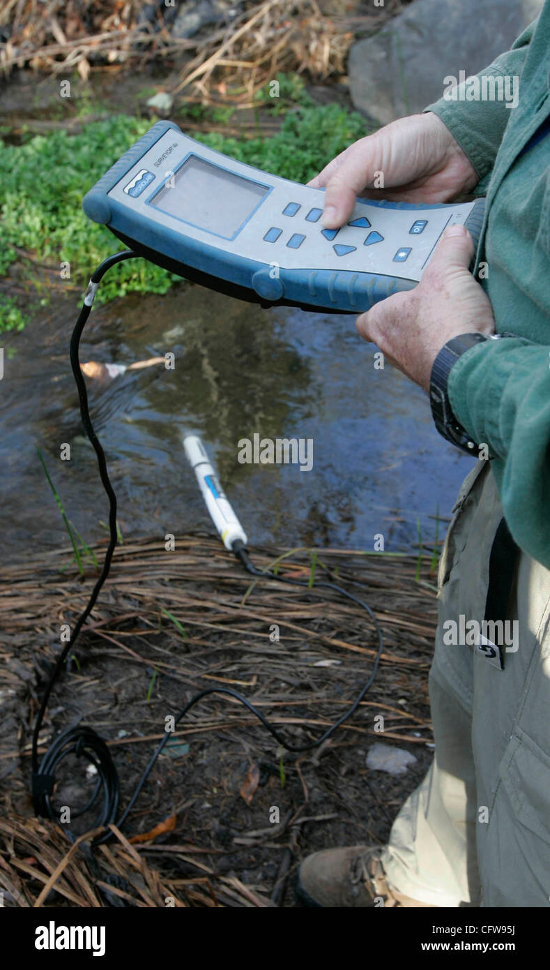 12 février 2007, Escondido, California, USA. DENNIS BROWN, un biologiste de la ville de San Diego et du réservoir, département de surveillance des bassins hydrographiques utilise une sonde multi-paramètres pour mesurer le PH, la salinité, la température, ainsi que d'autres meauremetns dans le Kit Carson Creek le lundi à Escondido, en Californie. Banque D'Images