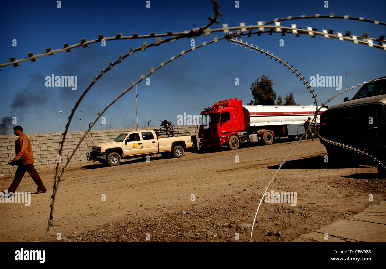 12 févr. 2007 - Bayji, Salah ad Din, l'Iraq - une camionnette transportant des soldats, à partir de la 4ème infanterie iraquienne attend, à l'escorte des camions-citernes de carburant complet à leur destination où ils se préparent à quitter la raffinerie de pétrole de Bayji. Parachutistes du 1er Bataillon du 505th Parachute Infantry Regiment, estimer Banque D'Images