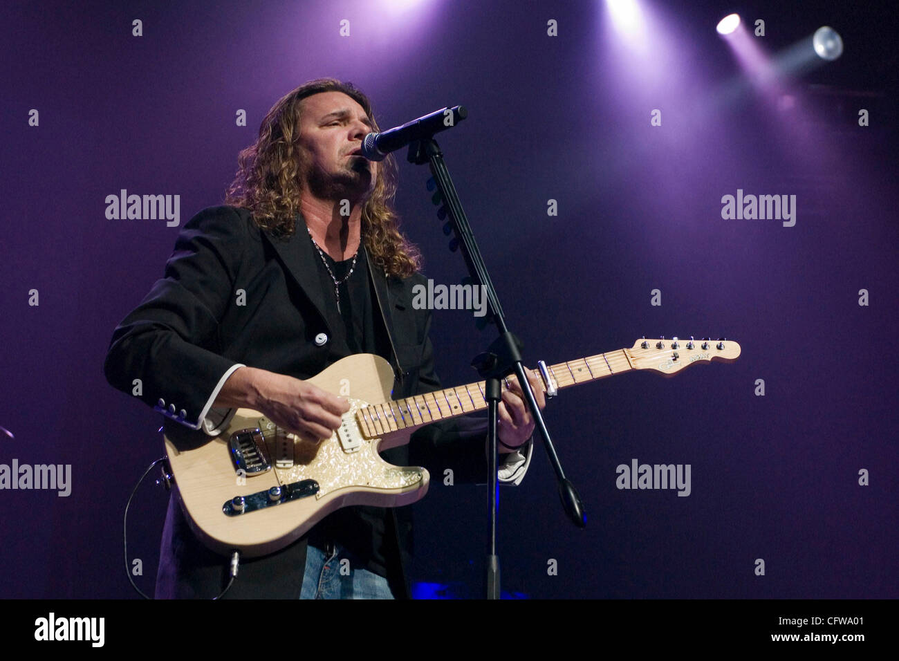 14 févr. 2007 - Los Angeles, Californie, USA - groupe de rock mexicain Mana entamaient leur tournée 2007 avec un œillet de heures de concert au Gibson Amphitheatre à Los Angeles, Californie. Sur la photo : chanteur FHER OLVERA. (Crédit Image : © Leopoldo Pena/ZUMA Press) Banque D'Images
