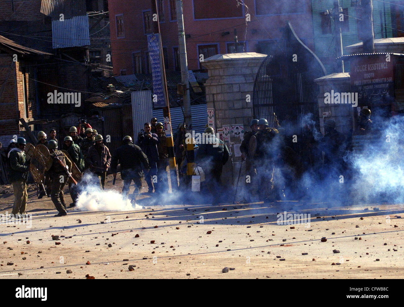 Une coquille de gaz lacrymogène explose après avoir été fumée rejetée en arrière par des manifestants à Srinagar cachemire, le 16 février 2007. La police a tiré des gaz lacrymogènes dans la principale ville du Cachemire indien le vendredi pour disperser des centaines de personnes qui protestaient contre les fouilles d'Israël près de l'Islam troisième lieu saint du culte à Jérusalem, une police Banque D'Images