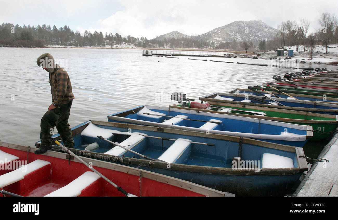 Février 23, 2007 San Diego, CA  Une tempête a soufflé de l'Alaska dans le comté de San Diego à partir de la fin de jeudi à vendredi midi, laissant moins de neige que prévu. PAUL LARSEN(CQ) marché du bateau à voile près de l'embarcadère de lac Cuyamaca renflouer les bateaux pour ne pas couler de la fonte des neiges. Cr obligatoire Banque D'Images