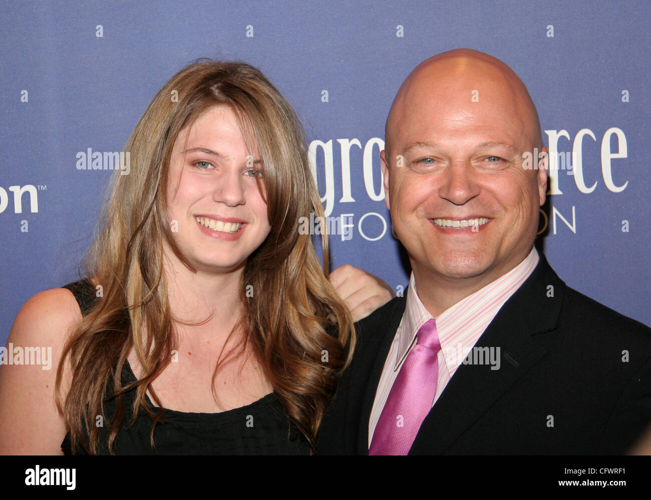 Mar 07, 2007 - Los Angeles, CA, USA - Michael Chiklis et sa fille l'automne arrivant à la 15e édition annuelle de la maladie d'avantage, 'une nuit à Sardi's fundraiser" et de la remise de prix, qui a eu lieu au Beverly Hilton Hotel à Los Angeles. (Crédit Image : ? Camilla Zenz/ZUMA Press) Banque D'Images