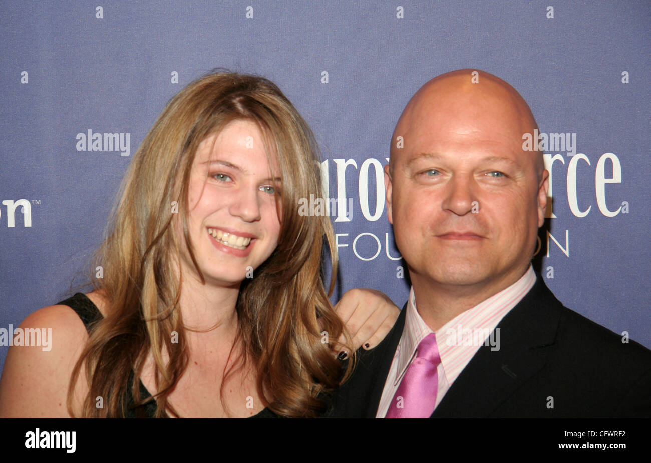 Mar 07, 2007 - Los Angeles, CA, USA - Michael Chiklis et sa fille l'automne arrivant à la 15e édition annuelle de la maladie d'avantage, 'une nuit à Sardi's fundraiser" et de la remise de prix, qui a eu lieu au Beverly Hilton Hotel à Los Angeles. (Crédit Image : ? Camilla Zenz/ZUMA Press) Banque D'Images