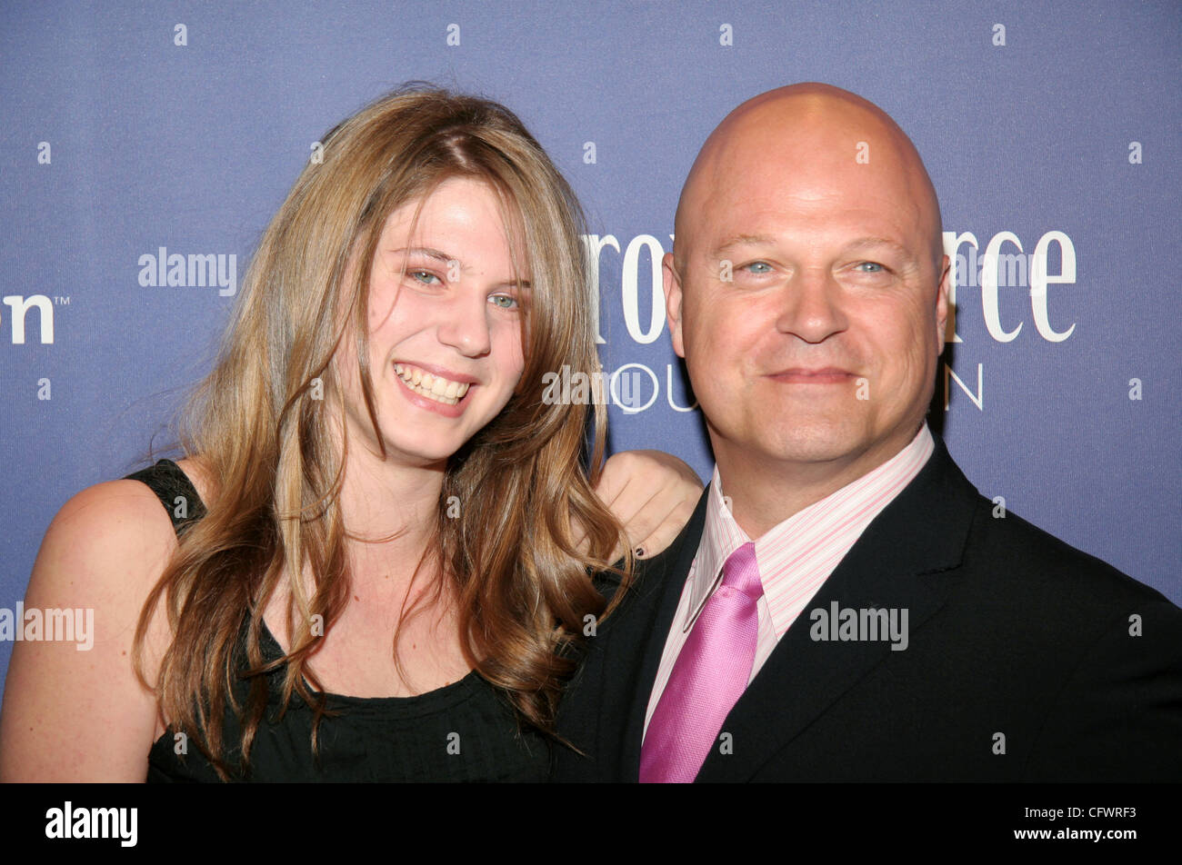 Mar 07, 2007 - Los Angeles, CA, USA - Michael Chiklis et sa fille l'automne arrivant à la 15e édition annuelle de la maladie d'avantage, 'une nuit à Sardi's fundraiser" et de la remise de prix, qui a eu lieu au Beverly Hilton Hotel à Los Angeles. (Crédit Image : ? Camilla Zenz/ZUMA Press) Banque D'Images
