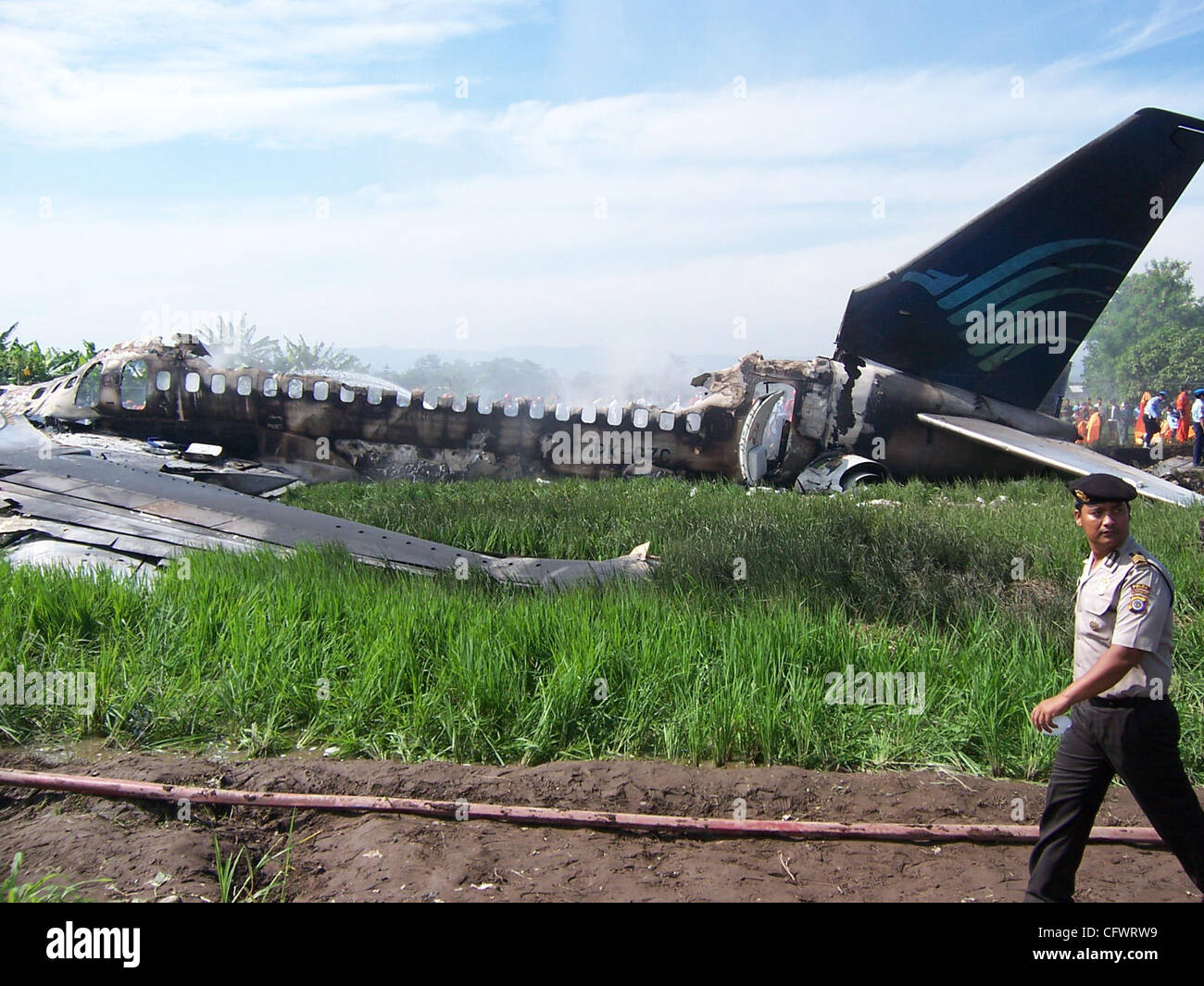 7 mars 2007 Jogyakarta, Garuda Indonésie vol compagnie aérienne GA200 à partir de Jakarta à Yogyakarta est écrasé après l'atterrissage. En ce moment il y a 22 morts et de nombreux blessés. Parmi les passagers à bord ont été fonctionnaires du gouvernement australien et les membres de l'Australian Media, le ministère australien des affaires étrangères Banque D'Images