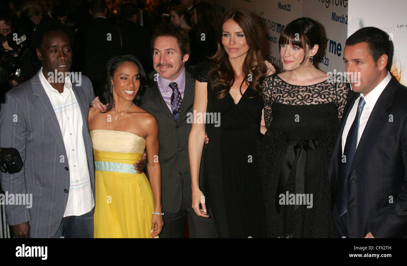 Mar 20, 2007 - New York, NY, USA - Les acteurs Don Cheadle, Jada Pinkett Smith, directeur MIKE BINDER, Saffron Burrows, Liv Tyler et ADAM SANDLER au New York premiere de 'Reign Over Me' qui s'est tenue au Skirball Center for the Performing Arts à l'université de New York. (Crédit Image : © Nancy/Kaszerman ZUMA Press) Banque D'Images