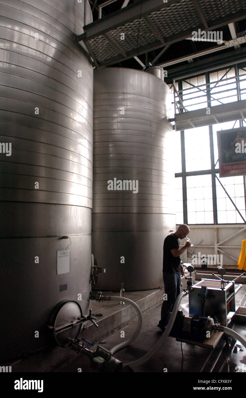 Distillateur adjoint Dave Smith vodka goûte comme il est filtré à partir d'un réservoir à l'Hangar One Vodka au point d'Alameda à Alameda, Californie, le lundi 27 mars, 2007. Dix ans après la marine quitte l'ancien Naval Air Station, le développement dans la région est restée lente. (Contra Costa Times/Mark DuFrene) Banque D'Images