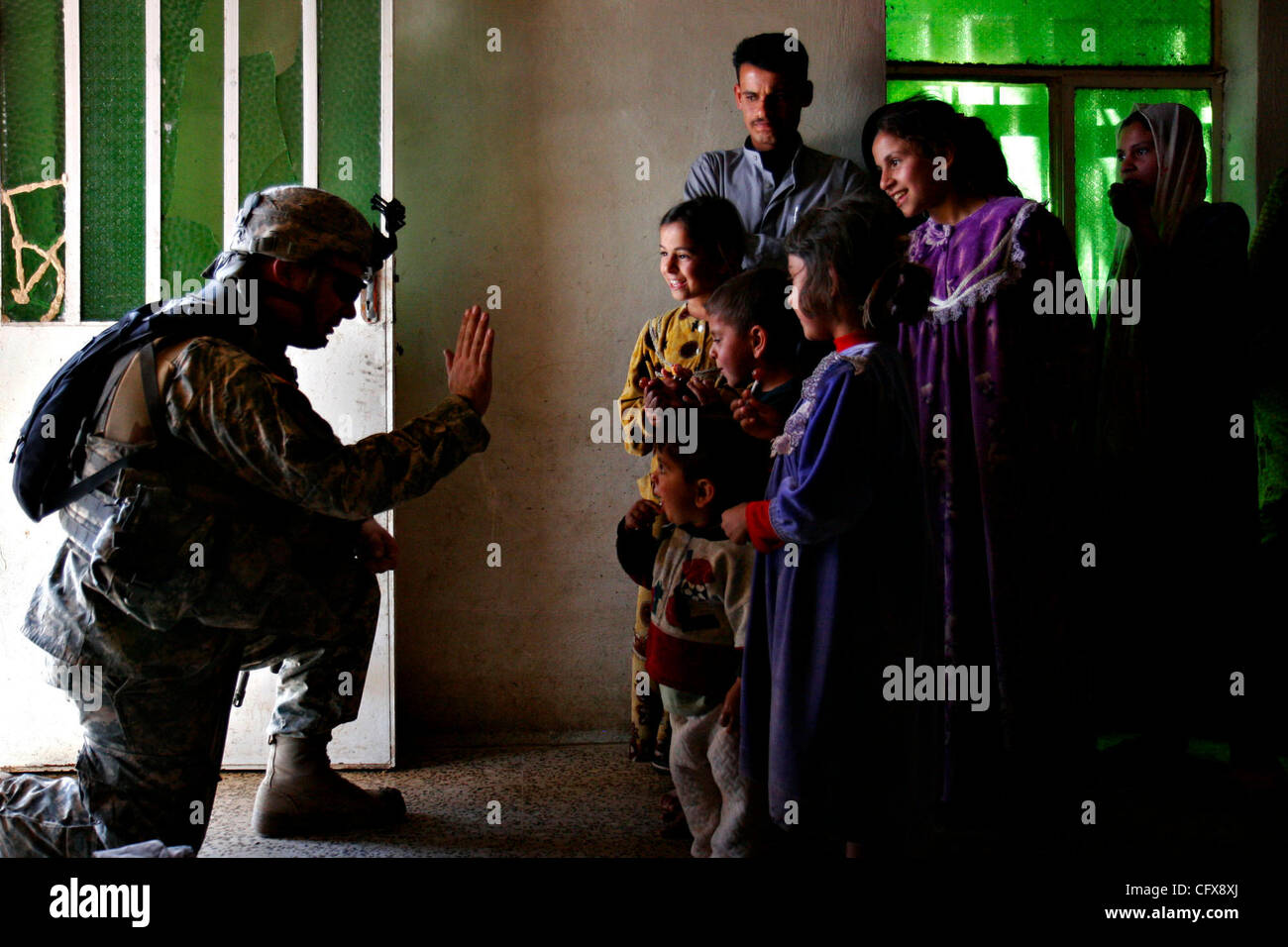 29 Mar 2007 - Shakarah, Diyala, l'IRAQ - Sgt. JESSIE RHODES, d'Orange, des entretiens avec une famille comme les autres soldats rechercher leur maison près de la Base de patrouille de K-Wal dans Shacarat, l'Iraq, le mardi 17 mars 2007. Des soldats de la première division de cavalerie Ft. Capot et un groupe de soldats de l'armée irakienne a loué un trois étages hou Banque D'Images