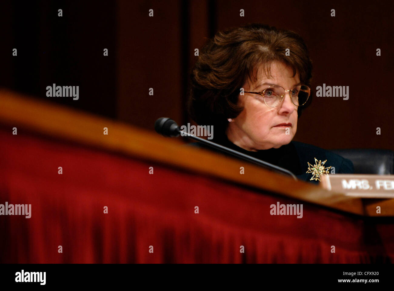 Mar 29, 2007 - Washington, DC, USA - membre du comité judiciaire du Sénat Diane Feinstein (D-CA) est à l'écoute de témoignages de Kyle Sampson, ancien chef de cabinet du procureur général Alberto Gonzales, à propos du rôle Sampson dans le tir de huit procureurs américains en décembre 2006 et janvier 2007. (Crédit Imag Banque D'Images