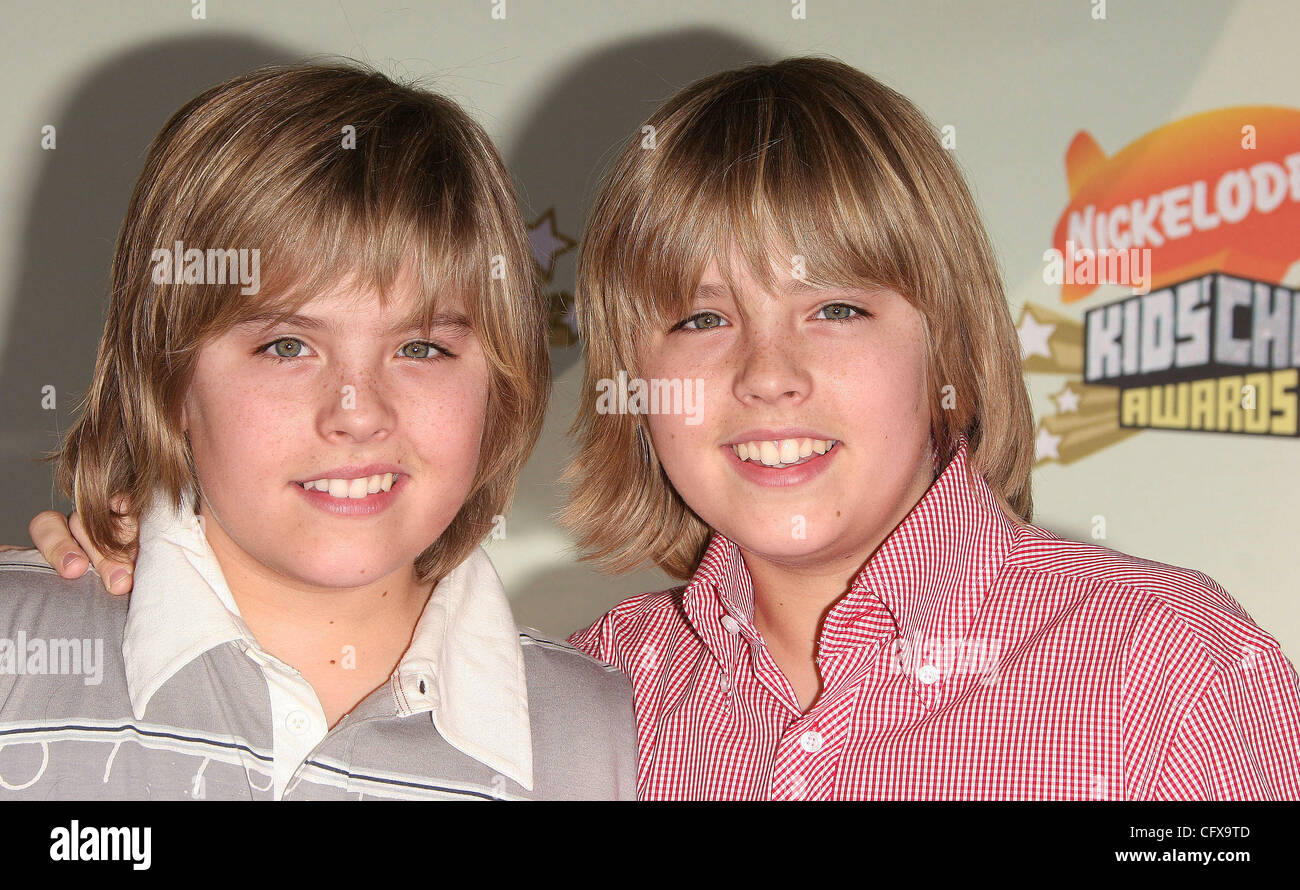 Mar 31, 2007 ; Los Angeles, Californie, USA ; Acteurs DYLAN et Cole Sprouse au 20ème Kid's Choice Awards tenue à l'Pauley Pavilion, UCLA, Los Angeles. Crédit obligatoire : Photo par Paul Fenton/ZUMA Press. (©) Copyright 2007 by Paul Fenton Banque D'Images