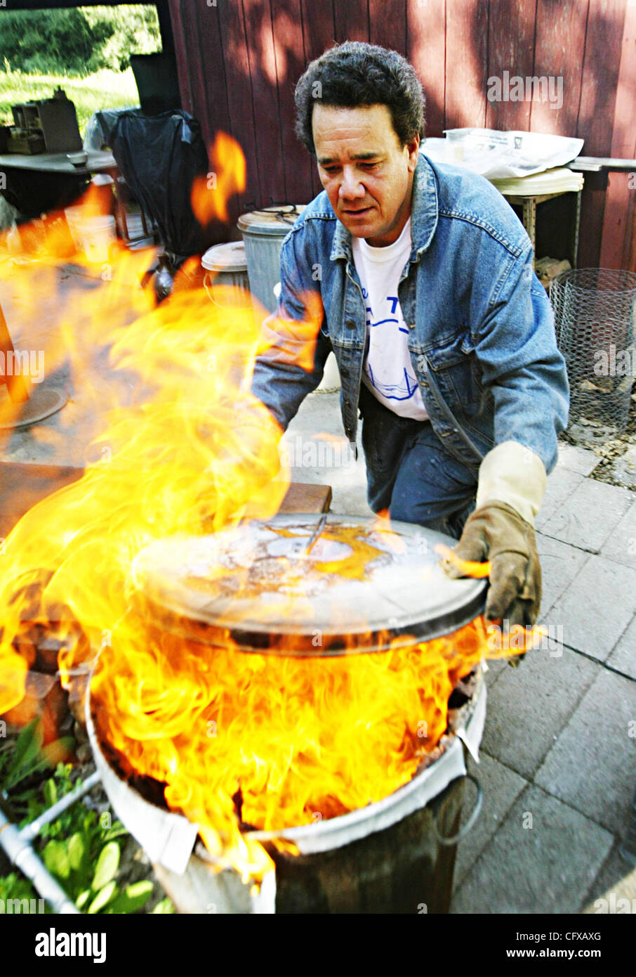 Apr 02, 2007 - Los Altos, CA, USA - Potter JEFF CARLICK, couvre un flaming peut pour rendre à sa poterie raku Los Altos studio sur lundi, 2 avril 2007. (Crédit Image : © Mathew Sumner/San Mateo County Times/ZUMA Press) RESTRICTIONS : USA DROITS Tabloïd OUT ! Banque D'Images
