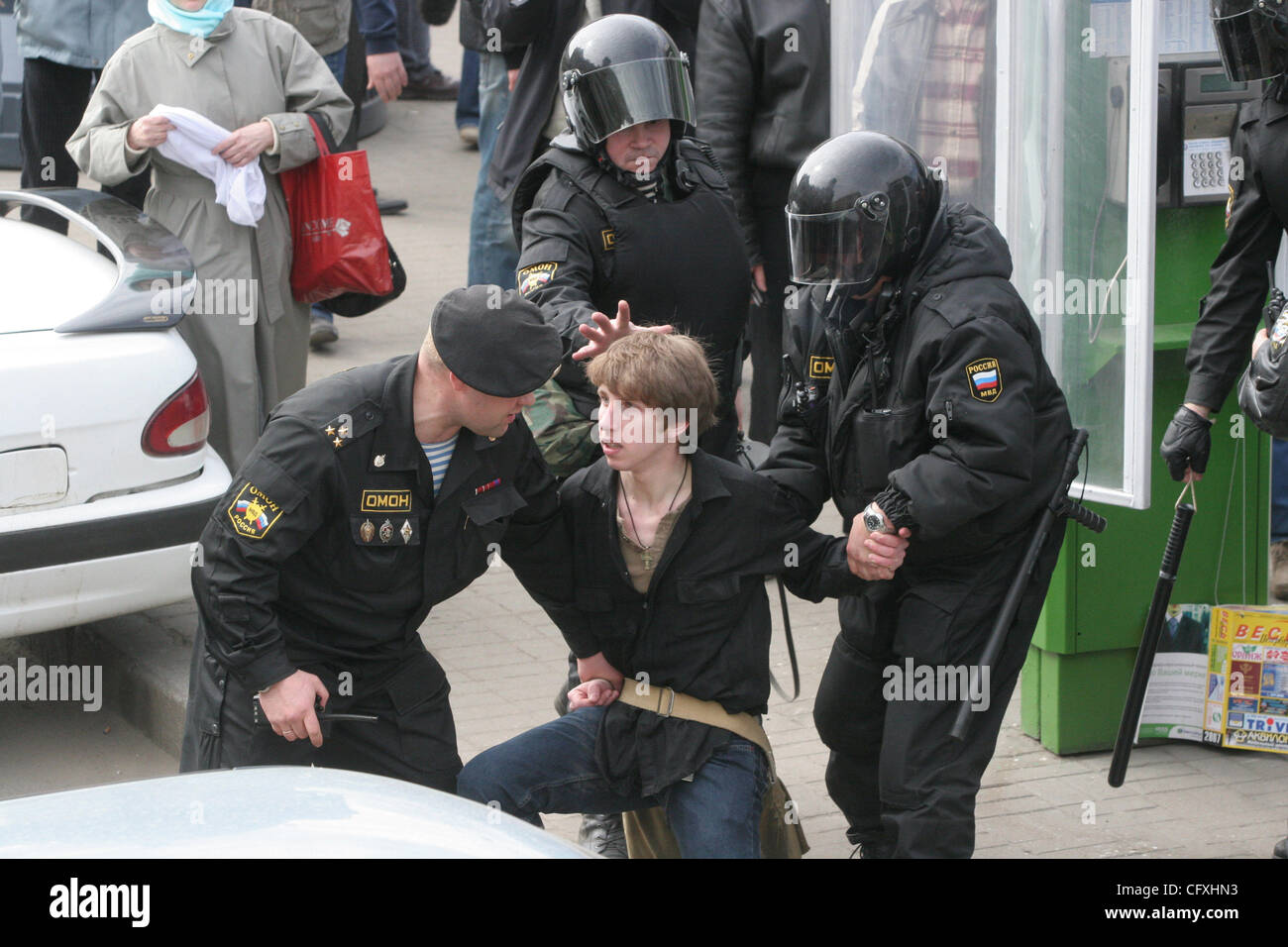 La police anti-émeute à l'arrestation de l'OMON participants 'Dissenters' Mars à Saint-Pétersbourg. Les manifestants ont crié pour le Gouverneur de Saint-Pétersbourg Valentina Matviyenko de démissionner et a appelé le président Vladimir Poutine un ennemi de l'état. Banque D'Images
