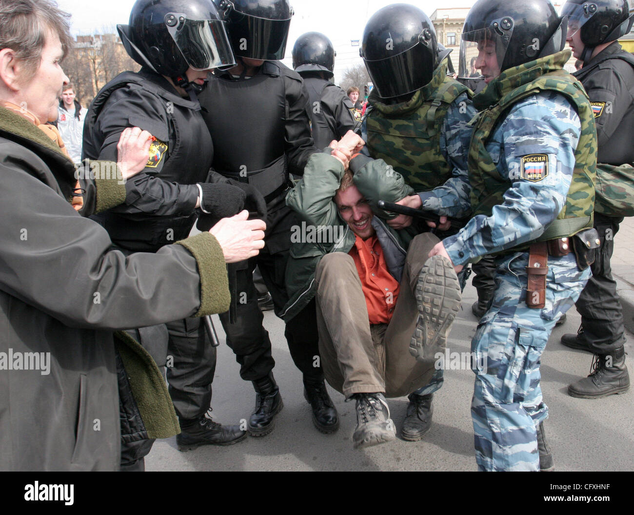 La police anti-émeute à l'arrestation de l'OMON participants 'Dissenters' Mars à Saint-Pétersbourg. Les manifestants ont crié pour le Gouverneur de Saint-Pétersbourg Valentina Matviyenko de démissionner et a appelé le président Vladimir Poutine un ennemi de l'état. Banque D'Images