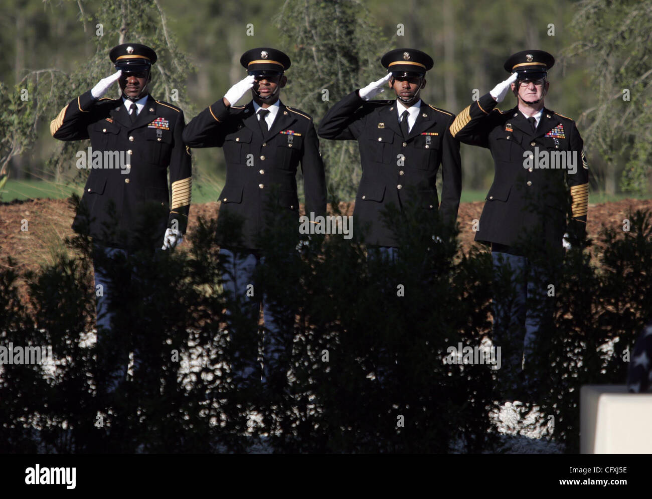 041607 rencontré vets 0036615UN PERSONNEL Photo par Bruce R. Bennett/Le Palm Beach Post avec story par Ron Hayes -- Lake Worth -- Le Cimetière National va du sud de la Floride s'est ouverte aujourd'hui à la 125e national cemetery. Ici, les membres de l'Army National Guard salute pendant un service commémoratif pour la DEUXIÈME GUERRE MONDIALE, vetera Banque D'Images