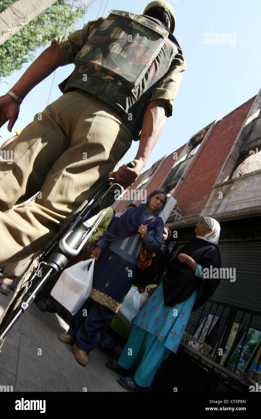 Cachemiris, igoogle un policier indien au cours d'une opération de recherche de Srinagar, 24 avril 2007. Pro-India les politiciens du Cachemire a eu des entretiens avec New Delhi mardi pour faire pression pour la paix dans la région himalayenne en difficulté, mais avec des groupes séparatistes en restant loin ils sont tenus de faire petit p Banque D'Images