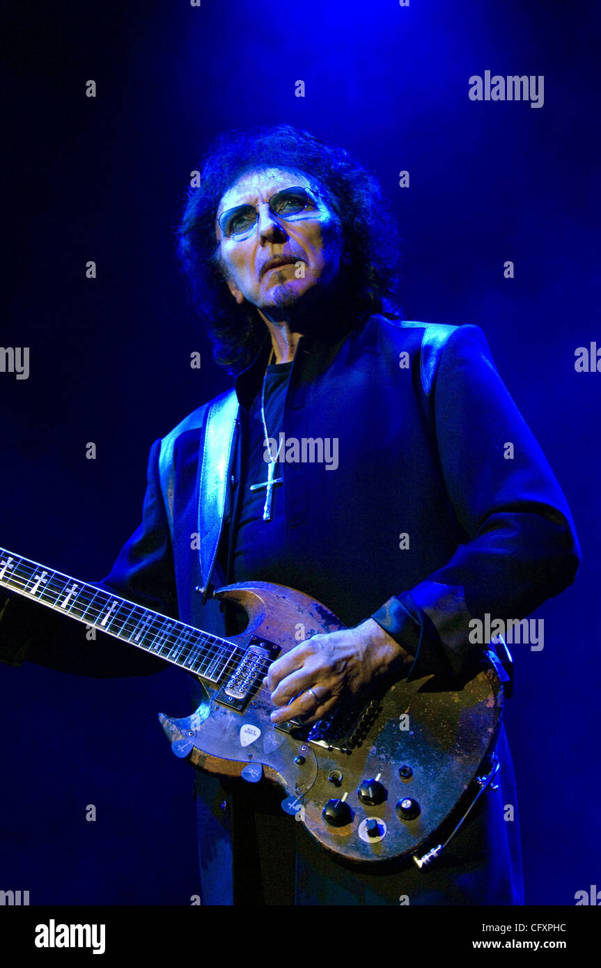 Apr 24, 2007 - San Jose, CA, USA - Guitare dieu Tony Iommi, HP à l'arène.  Mieux connu pour son mandat dans le groupe de heavy metal Black Sabbath.  C'est la seule