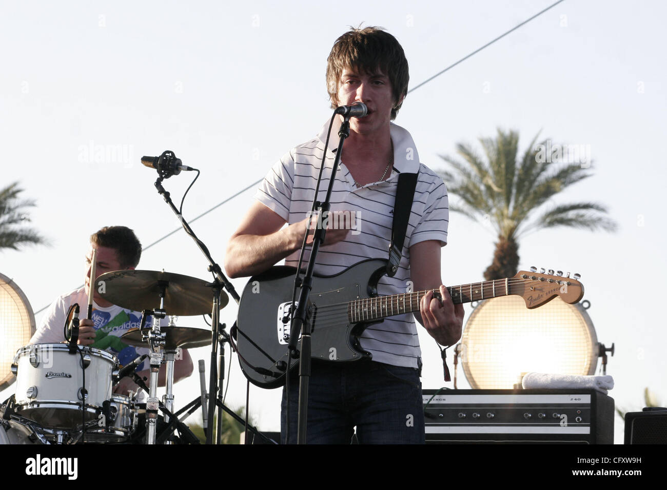 Arctic Monkeys avec chanteur en blanc Alex Turner et Jamie Cook à la guitare en chemise sombre qui se produiront au Coachella Valley Music and Arts Festival à l'Empire Polo Fields 2007 à Indio en Californie le 27 avril 2007. Banque D'Images Arctic Monkeys avec chanteur en blanc Alex Turner et Jamie Cook à la guitare en chemise sombre qui se produiront au Coachella Valley Music and Arts Festival à l'Empire Polo Fields 2007 à Indio en Californie le 27 avril 2007. Banque D'Images