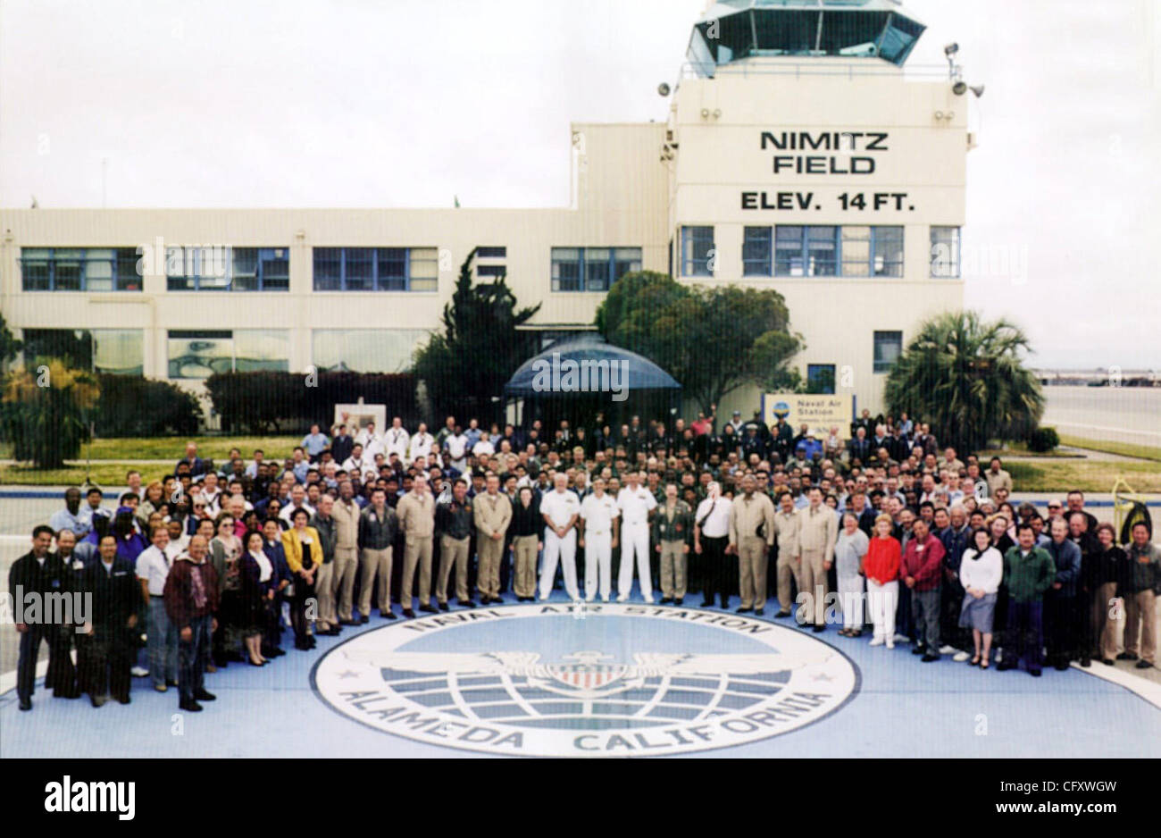 25 avr 2007 - Alameda, CA, USA - 10e anniversaire de la clôture de la cession de la Naval Air Station à la ville d'Alameda. PHOTO D'ARCHIVES : avril 1997. Alameda Naval Air Station, chefs militaires et civils se réunissent pour une dernière photo de groupe devant la gare de la circulation aérienne du contro Banque D'Images