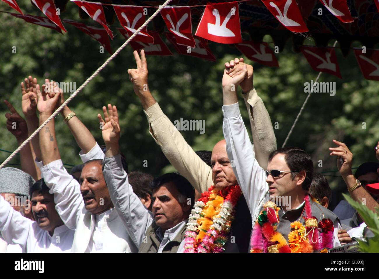 La Conférence nationale (NC) patron chef Farooq Abdullah (C) et son fils et président du NC, Omar Abdullah alongwith autres chefs de parti, tenir la main comme ils le vague à la foule lors d'un rassemblement public à Srinagar, la capitale d'été du Cachemire indien, 28 avril 2007. Des milliers de partisans du NC, le ma Banque D'Images