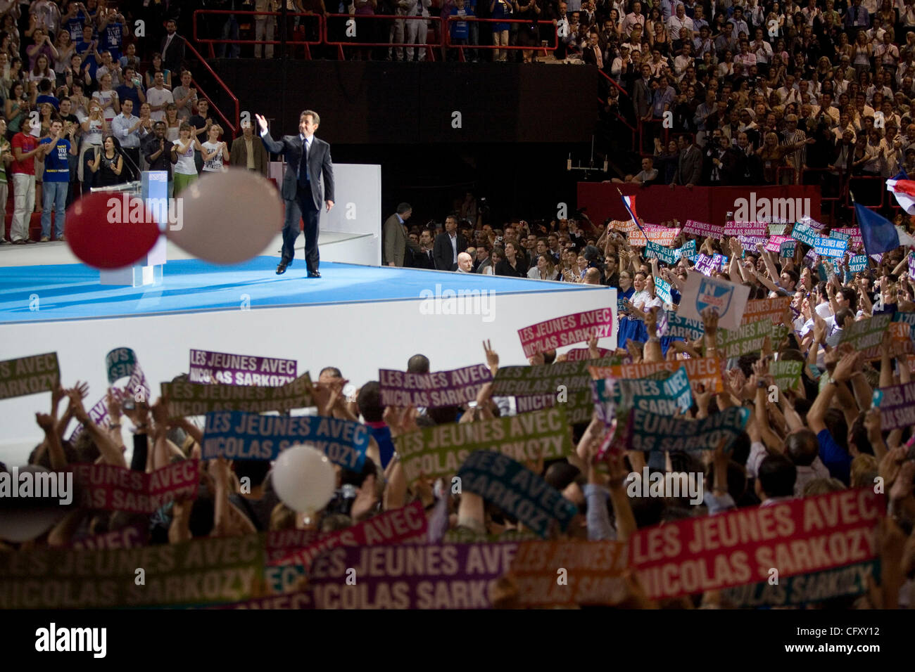 Apr 29, 2007 - Paris, France - parti de droite français candidat à la présidence de l'UMP Nicolas Sarkozy prononce un discours devant des milliers lors d'un rassemblement à l'omnisports de Paris-Bercy. (Crédit Image : © James Colburn/ZUMA Press) Banque D'Images