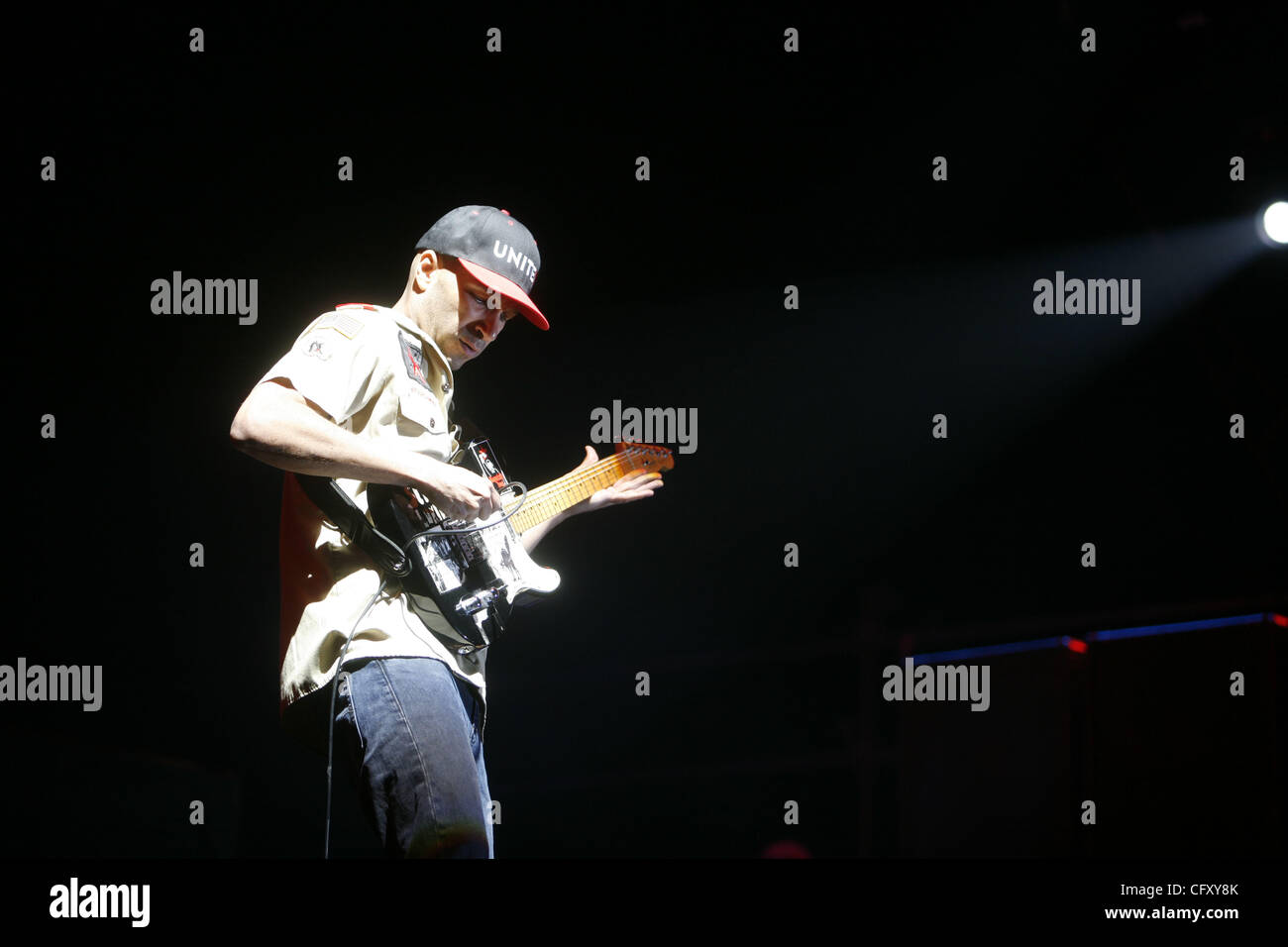 Rage Against the Machine l'exécution à la Coachella Valley Music and Arts Festival à l'Empire Polo Fields 2007 à Indio en Californie le 29 avril 2007. Les membres de la bande sont ; Zack de la Rocha -chant -chemise rouge Tom Morello - guitare - cap Tim Commerford - basse , pas de chemise Banque D'Images Rage Against the Machine l'exécution à la Coachella Valley Music and Arts Festival à l'Empire Polo Fields 2007 à Indio en Californie le 29 avril 2007. Les membres de la bande sont ; Zack de la Rocha -chant -chemise rouge Tom Morello - guitare - cap Tim Commerford - basse , pas de chemise Banque D'Images
